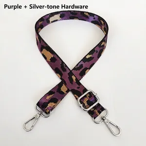 Détail de la bandoulière réglable imprimé léopard violet avec des crochets argentés