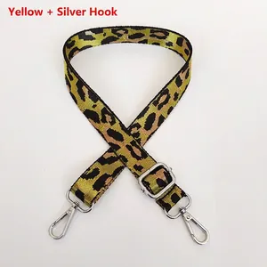 Détail de la bandoulière jaune motif léopard avec crochets et boucle argentés