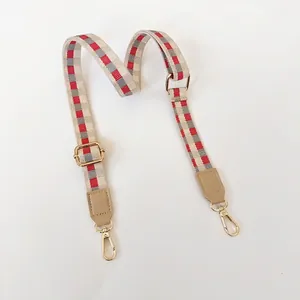 Bandoulière réglable avec motif à carreaux rouge et gris et crochets en métal doré