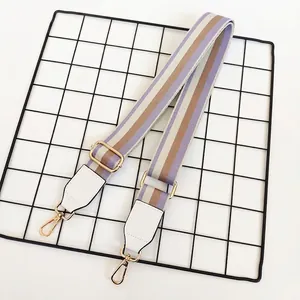Bandoulière réglable large avec rayures violettes et blanches et crochets dorés en métal
