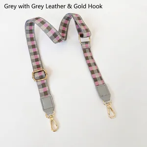 Détail d'une bandoulière damier réglable avec finitions cuir gris et crochets dorés