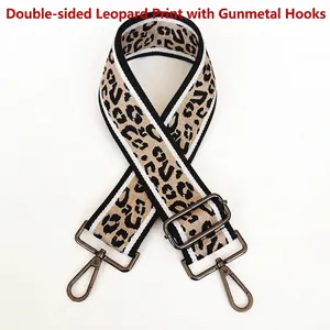 Détail de la bandoulière léopard en nylon avec boucles réglables en métal gris noir