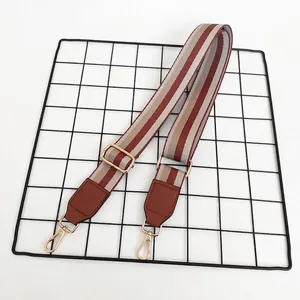 Bandoulière réglable rayée marron et kaki avec crochets dorés et détails en cuir