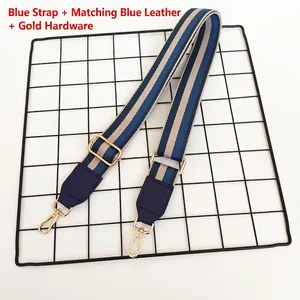 Détail d'une bandoulière de sac réglable à rayures bleues avec crochets dorés élégants