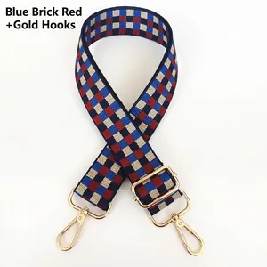 Bandoulière large en tricot avec motif damier bleu et brique rouge et mousquetons dorés