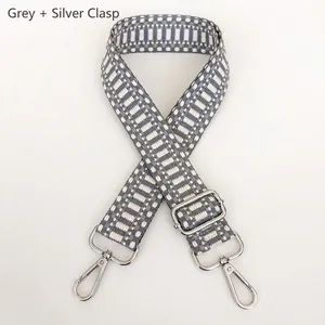 Dettaglio della tracolla intrecciata grigia regolabile con moschettone e ganci in argento