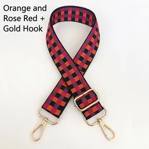 Détail de la bandoulière tissée réglable avec motif à carreaux orange et magenta vif