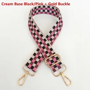 Bandoulière réglable en toile à damier avec crochets dorés en noir et rose