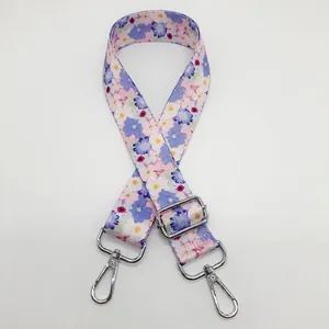 Vue détaillée de la bandoulière florale avec crochets argentés et boucle en métal