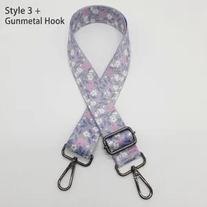 Détail de la bandoulière florale réglable avec base violette et crochets en métal noir fusil