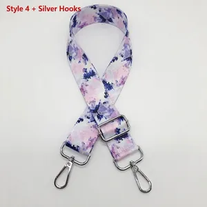 Détail de la sangle tie-dye rose et bleue avec mousquetons argentés réglables n°4