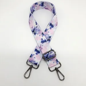 Détail de la bandoulière Style 4 à motif tie-dye avec mousquetons et boucle en métal noir