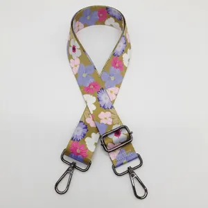Détail de la bandoulière fleurie n°5 avec mousquetons en métal gris foncé poli