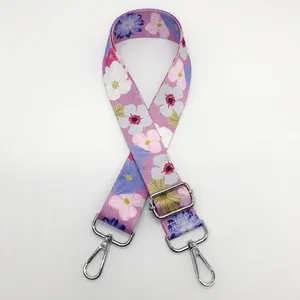 Détail de la bandoulière n°8 violette à fleurs avec mousquetons en métal argenté