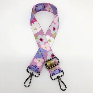 Détail de bandoulière à motif floral avec crochet en métal et boucle réglable