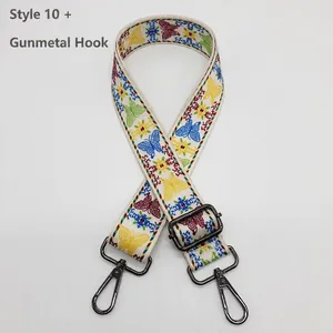 Détail de la bandoulière large en toile réglable avec broderie papillon colorée et crochets