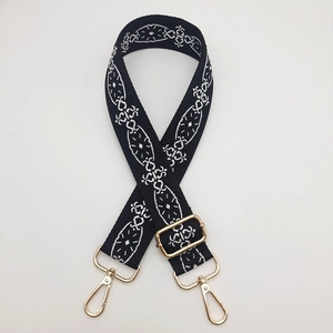 Detailansicht verstellbarer Taschenriemen mit schwarz-weißem geometrischem Muster