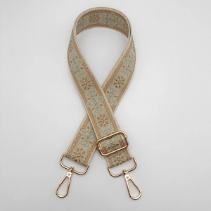 Detailaufnahme des verstellbaren Taschenriemens mit Ethno-Blumenstickerei und Goldhaken