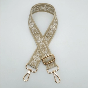 Detail der böhmischen Blumenstickerei und Goldmetallschnallen am breiten Schultergurt
