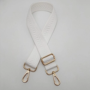 Détail de la bandoulière blanche à chevrons avec crochets et boucle en métal doré