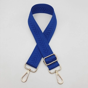 Détail de la bandoulière réglable bleu roi avec tissage en V et mousquetons dorés chic