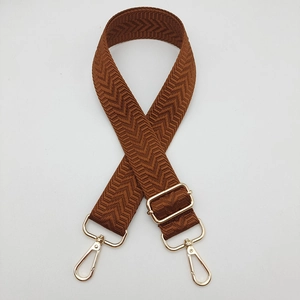 Détail de la sangle chevron réglable marron foncé avec crochets en métal doré