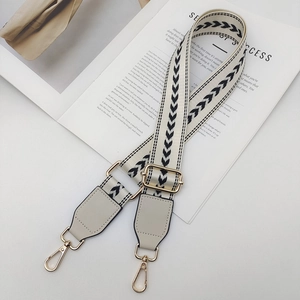 Détail de la bandoulière en nylon réglable avec motif fléché et crochets dorés