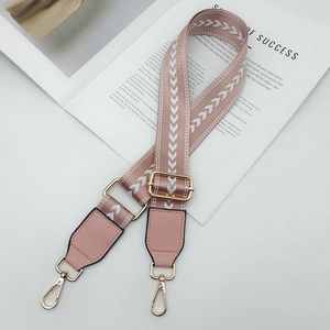 Détail de la bandoulière tissée chevron rose et blanc avec mousquetons dorés rotatifs