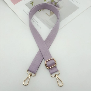 Bandoulière réglable violet clair avec crochets dorés sur fond blanc épuré