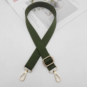 Détail de la bandoulière réglable en nylon vert foncé avec crochets dorés polis