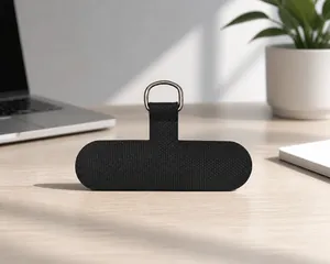 Gros plan du patch de fixation universel noir pour téléphone avec anneau en D en métal