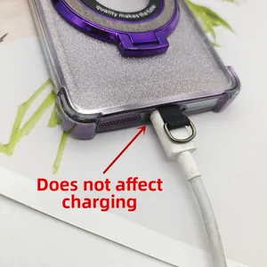 Détail du port de charge avec languette installée, compatible avec câbles et charge MagSafe