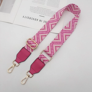 Détail de la bandoulière géométrique magenta ajustable avec boucles en métal doré