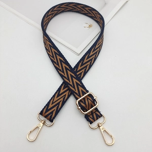 Dettaglio tracolla regolabile 2,5 cm blu e marrone a zig-zag con ganci dorati