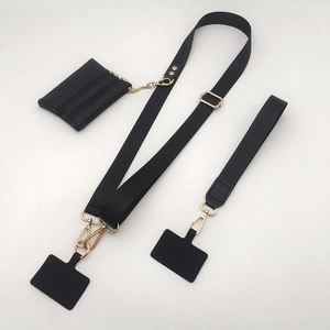 Detail van crossbody telefoonkoord van zwart nylon met gouden gespen en klein tasje