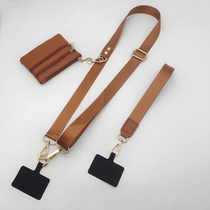 Detail van bruine nylon telefoonkoordset met crossbodyband, polsbandje en mini portemonnee