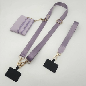 Detailweergave van paarse nylon crossbody riemset met klein ritszakje en polsbandje