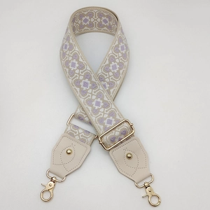 Détail de la sangle réglable avec motif tissé lavande et boucles métalliques dorées