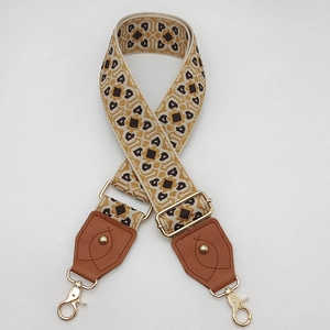 Bandoulière ethnique à motifs géométriques avec cuir marron et boucles dorées