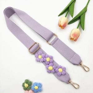 Bandoulière fleurie en tricot lilas réglable avec mousquetons dorés et détails floraux