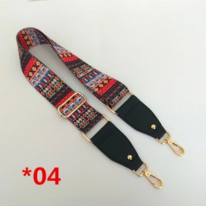Détail de la bandoulière large réglable avec motif ethnique et crochets en métal doré