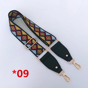 Détail de la bandoulière tissée géométrique avec boucles dorées et bouts en cuir