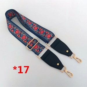 Détail de la bandoulière jacquard de style ethnique avec motifs floraux et crochets dorés