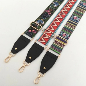 Détail de trois bandoulières larges réglables aux motifs ethniques et boucles dorées