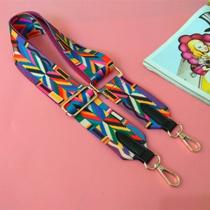 Détail de la bandoulière jacquard géométrique colorée avec crochets en métal doré