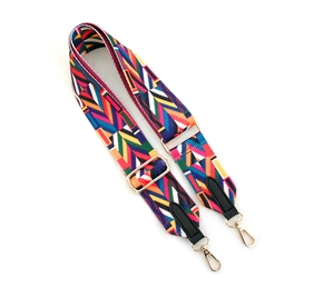 Détail d'une bandoulière géométrique colorée avec boucles dorées et attaches en cuir
