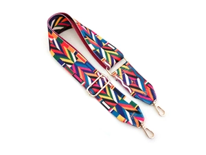 Détail d'une bandoulière ethnique tissée avec motifs géométriques colorés et boucles dorées