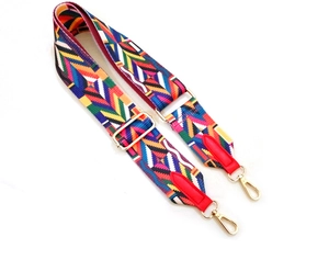 Détail de la bandoulière tissée colorée ethnique avec boucle dorée et cuir rouge