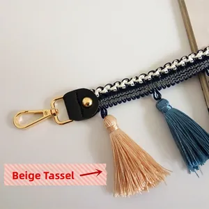 Ethno-Taschengurt mit blauem Webmuster und dekorativem beigefarbenem Fadenquasten-Detail