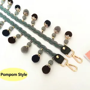 Ethno-Schultergurt gewebt mit bunten Pompons und goldenen Metallkarabinern